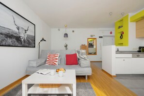 1 bedroom, desk, laptop workspace, bed sheets - Sunny Heart of Warsaw by Renters (Warsaw)