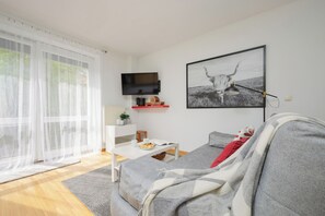 1 bedroom, desk, laptop workspace, bed sheets - Sunny Heart of Warsaw by Renters (Warsaw)