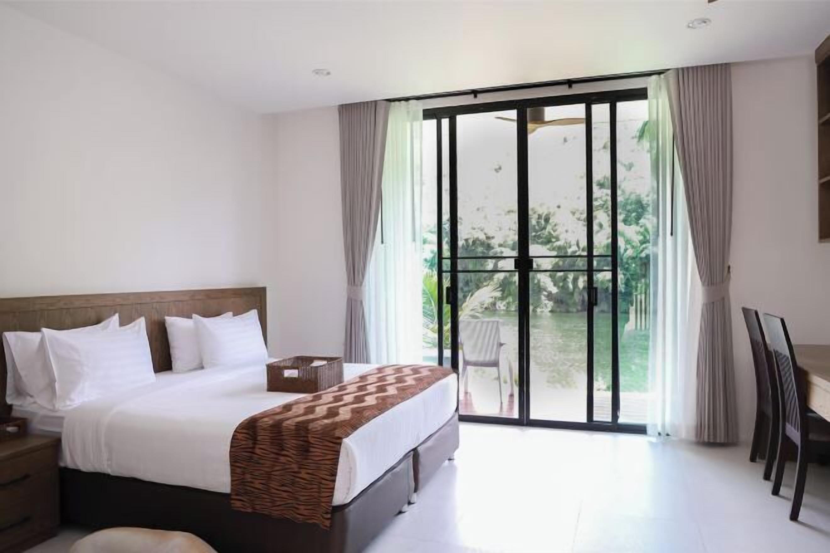 Blackout curtains, free WiFi, bed sheets