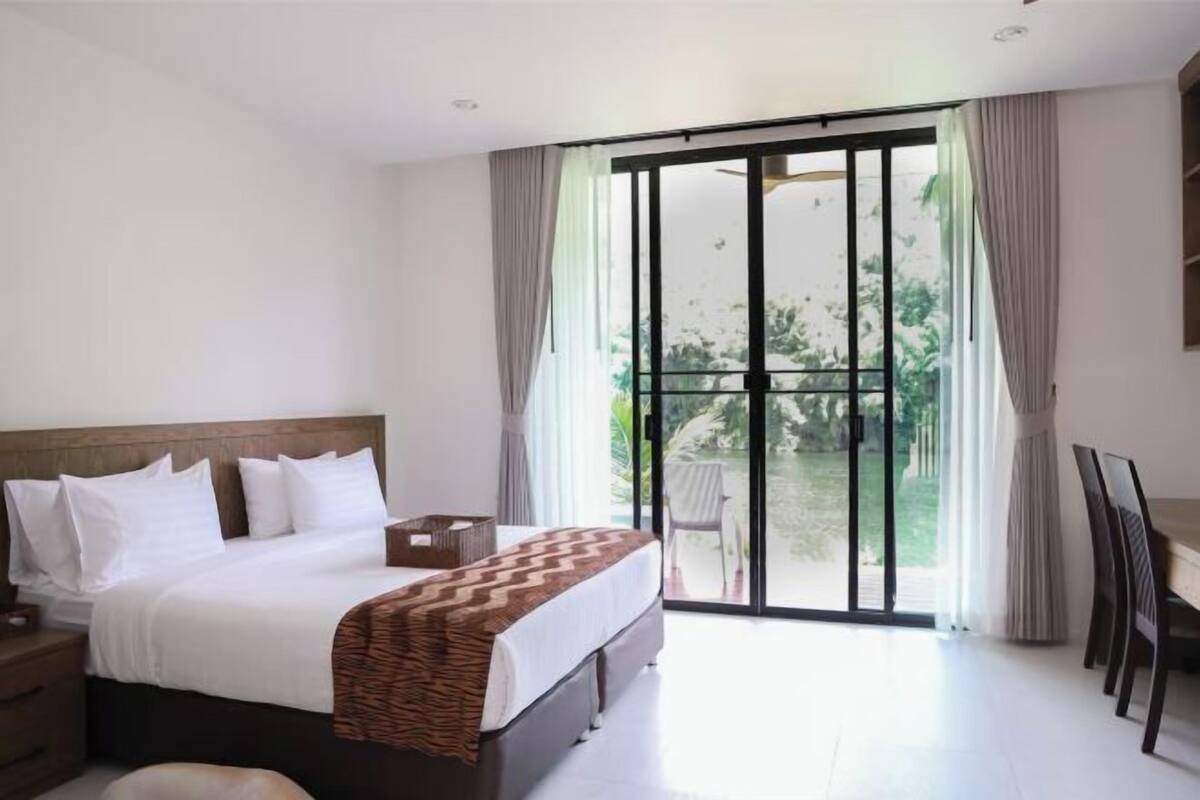 Blackout curtains, free WiFi, bed sheets