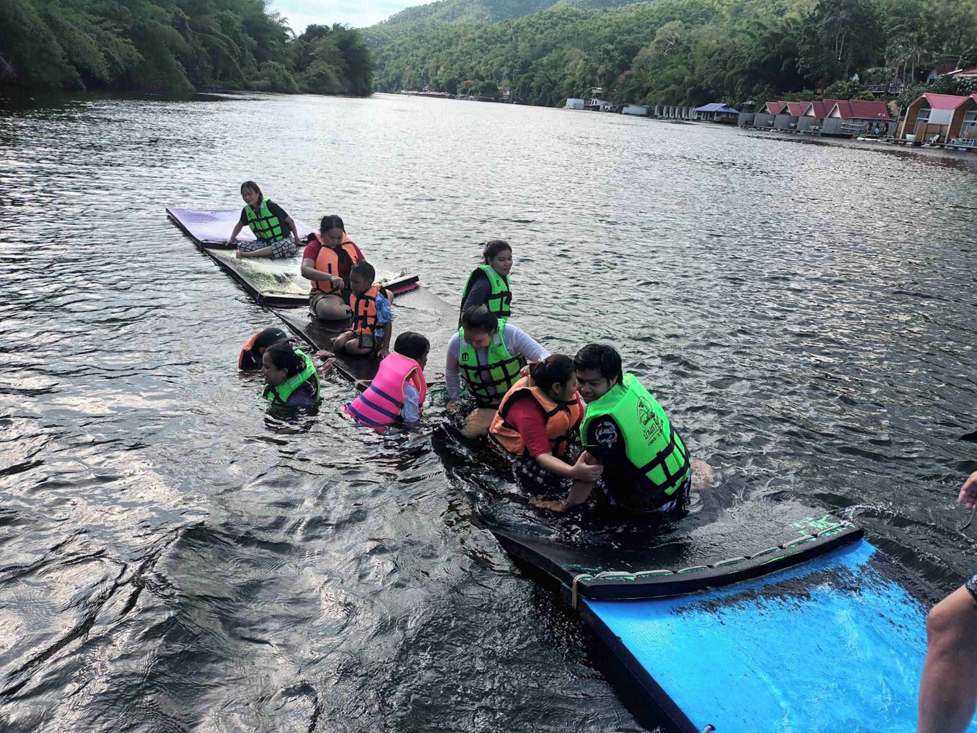 Personas en un bote en un río rodeado de vegetación.
