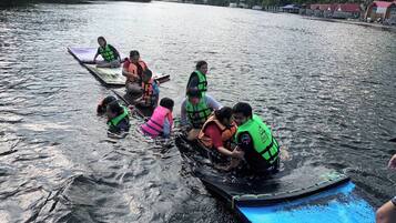 Personas en un bote en un río rodeado de vegetación.