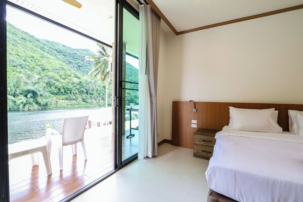 Deluxe Double Room | Living area | 32-inch flat-screen TV with cable channels