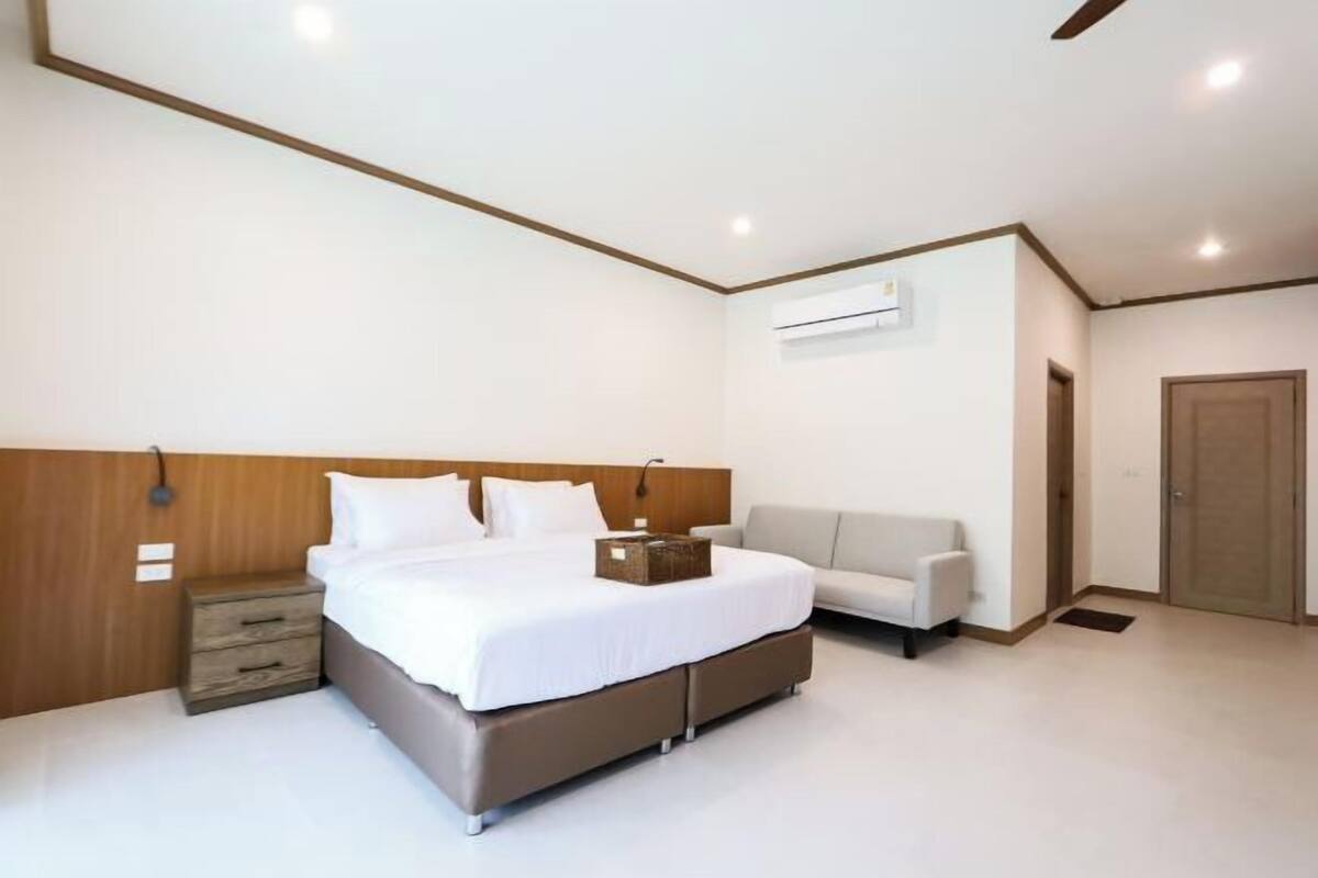 Escritorio, insonorización, wifi gratis y ropa de cama