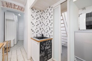 Mikrovågsugn, ugn, kaffe- och tebryggare och vattenkokare