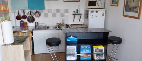 Micro-ondes, four, plaque de cuisson