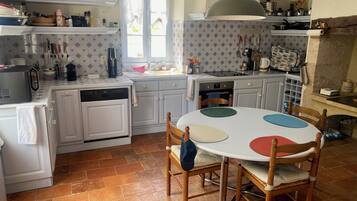 Een magnetron, een oven, een kookplaat, een vaatwasser