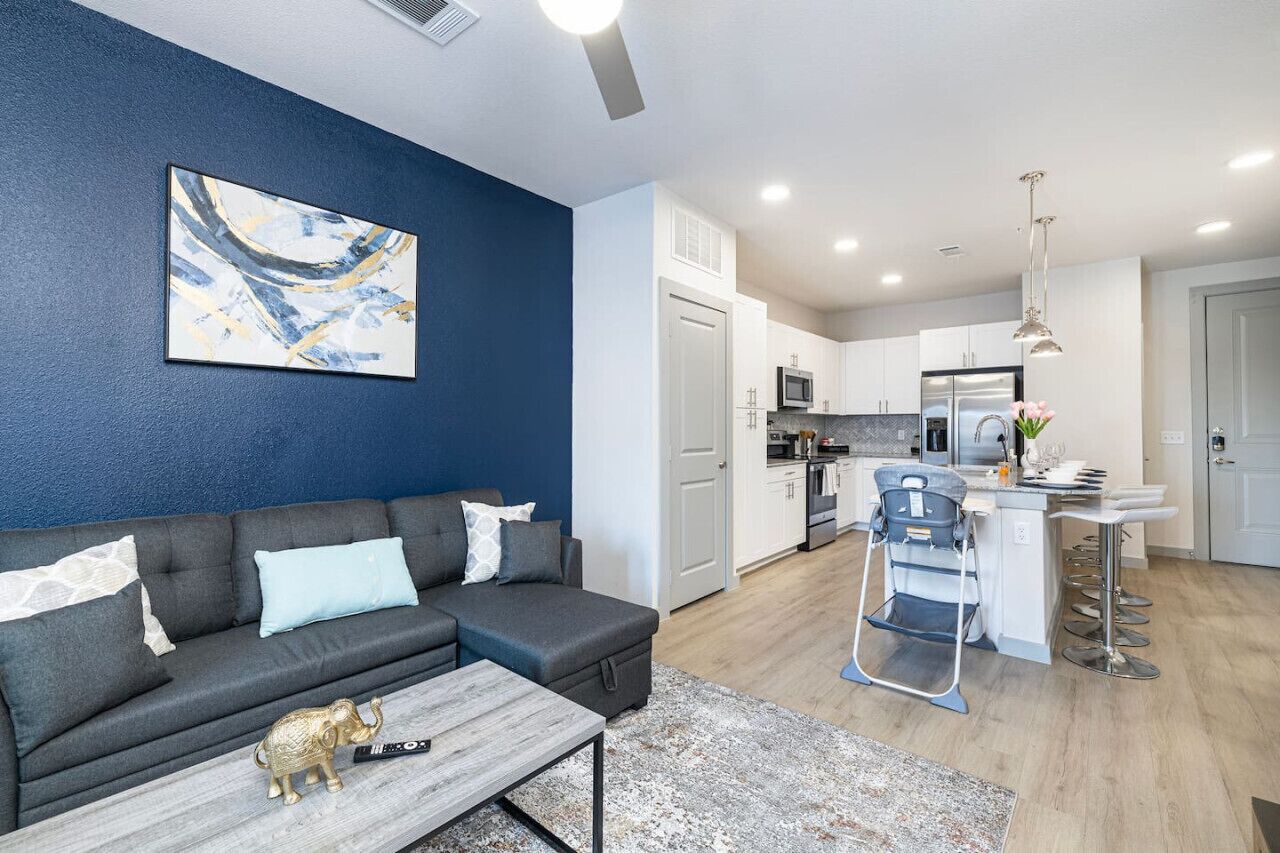 Elegant Lakeside 1BD: Pool, Gym & Cozy Workspace
