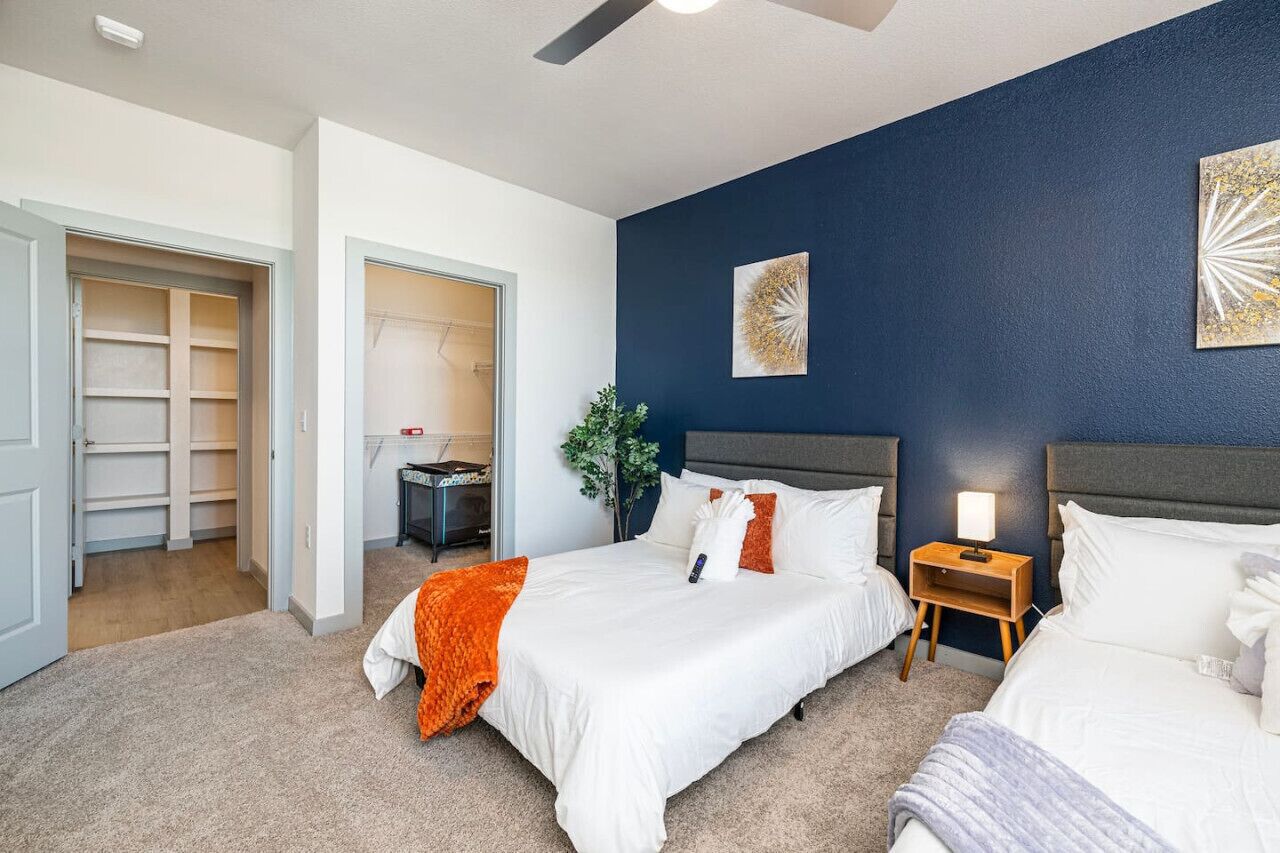 Chic Lakeside 1BD: Pool, Fitness & Workstation