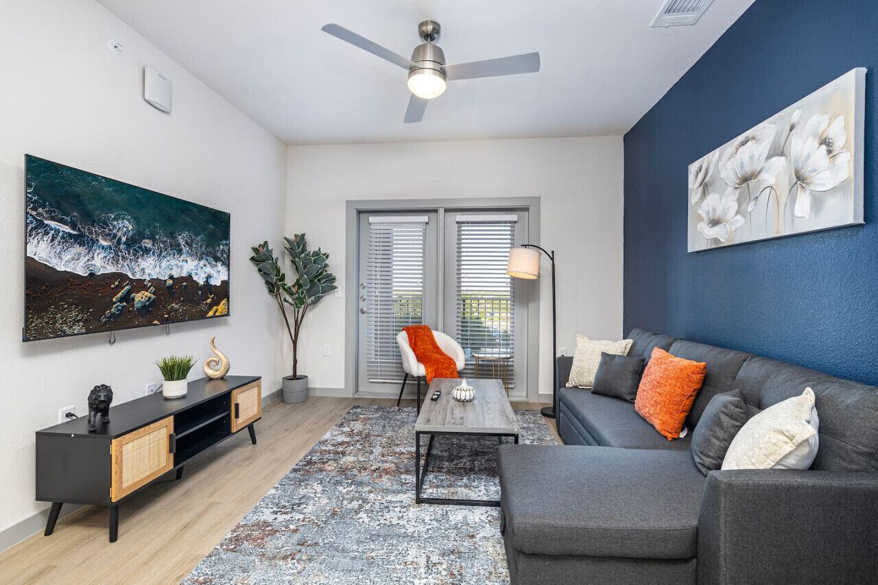 Stylish 1BD: Pool, Fitness & Workspace Oasis