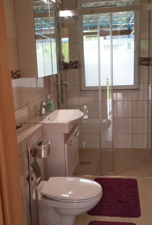 Bungalow | Bathroom - to the Beach Comfortable Holiday Residence (Lubmin)