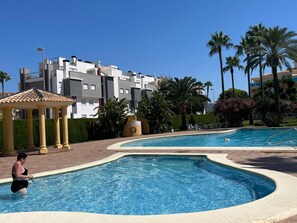 บ้านพัก | สระว่ายน้ำ | สระว่ายน้ำกลางแจ้ง