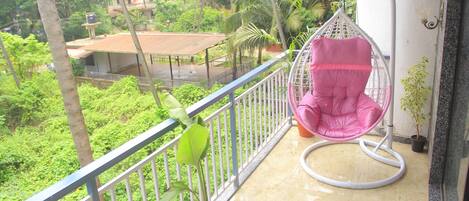 Deluxe Room With Garden View | Balcony