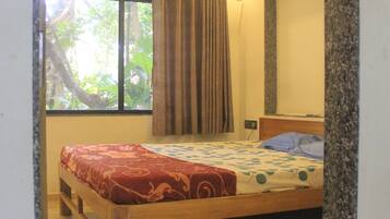 Family Room With Garden View | Soundproofing, bed sheets