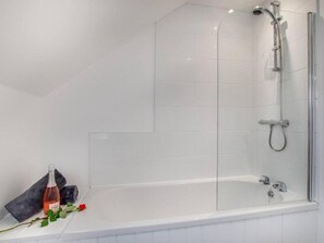Apartment | Bathroom - Sunset View Apartment in Skinningrove (Saltburn-by-the-Sea)