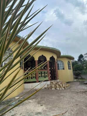 Property grounds - 1 Bedroom 1 Bathroom in Negril 7 mins drive to Negril's famous Seven Mile Beach. (Negril)