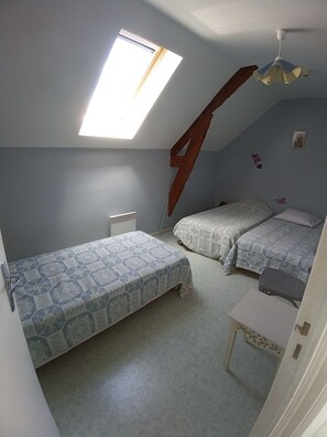 6 slaapkamers, een strijkplank/strijkijzer, reisbedje