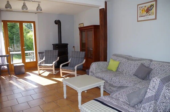 Televisie, een open haard en boeken