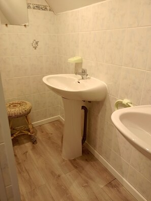 Dusj, hårføner og toalettpapir