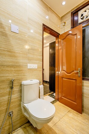 Superior Room, City View | Bathroom - Lime Tree Hotel and Banquet Huda Metro (Gurugram)