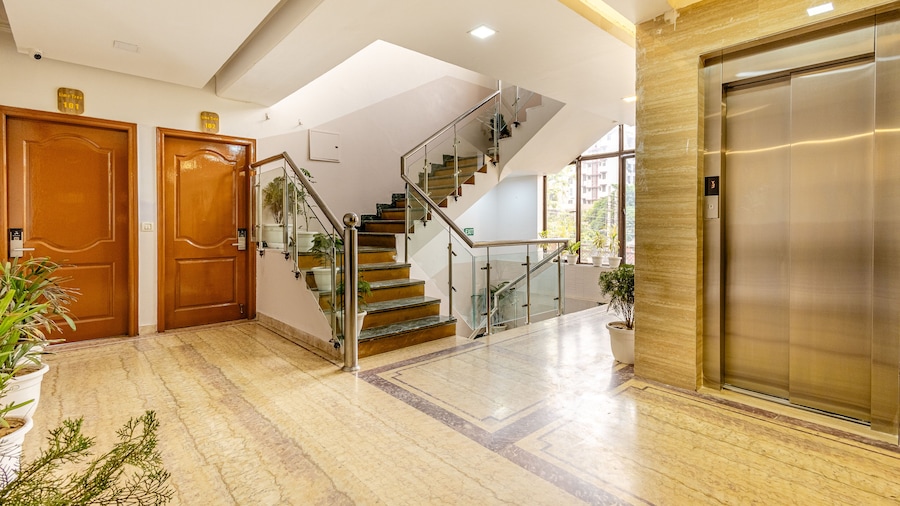 Lime Tree Hotel and Banquet Huda Metro