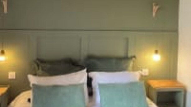 A room with two beds, each with a pillow and a bedside table. - Le Domaine des Figuiers - Le Gîte des Pèlerins (Servon)