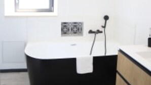A modern bathroom with a freestanding bathtub, a small window, and a wall-mounted sink. - Le Domaine des Figuiers - Le Gîte des Pèlerins (Servon)