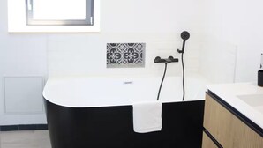 Een haardroger, handdoeken, toiletpapier