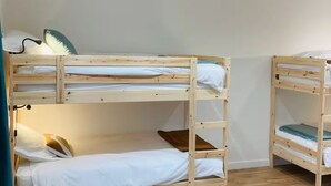 3 slaapkamers, een strijkplank/strijkijzer, reisbedje, gratis wifi