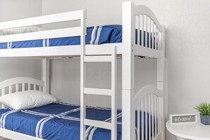 2 habitaciones, escritorio y tabla de planchar con plancha