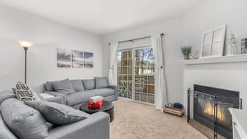 Smart-TV, peis, bøker og kontorer