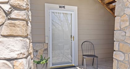 Beacon at the Lakes - Cozy & Bright 2bd/2ba Ground Level Condo