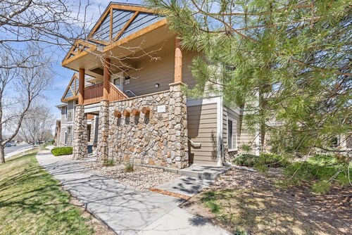 Beacon at the Lakes - Cozy & Bright 2bd/2ba Ground Level Condo