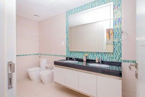 Een douche, een haardroger, handdoeken, zeep