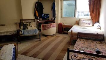 1 habitación, escritorio, tabla de planchar con plancha y wifi