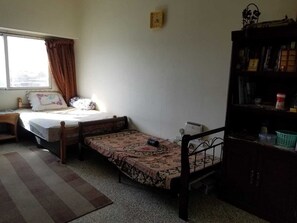 1 bedroom, desk, iron/ironing board, WiFi - Bed spaces for 3 Executive Bachelors in Dubai, 5 Minutes drive from the airport (Dubai)