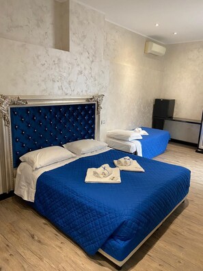 经典三人房 | 办公桌、免费 WiFi