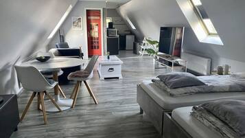 Rumah | Dilengkapi dengan perabotan berbeda-beda dan setrika/meja setrika