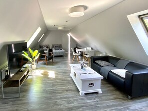 Living area - "little America" Modern Retreat (Storkow)