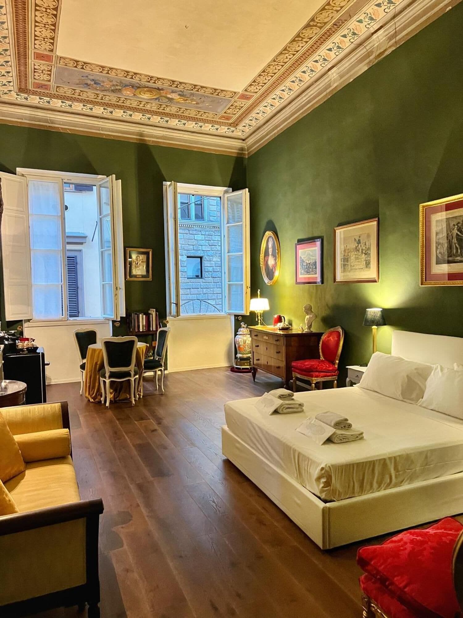 高級客房 | 房內夾萬、書桌、隔音、免費 Wi-Fi