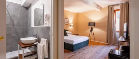 Comfort Room | 1 bedroom, in-room safe, desk, soundproofing