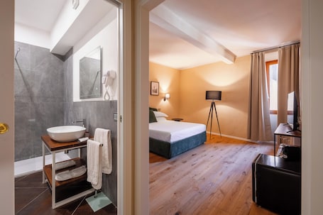 1 habitación, caja de seguridad en la habitación y escritorio