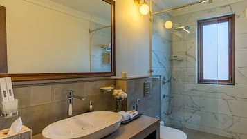 Douche, sèche-cheveux, serviettes fournies, savon
