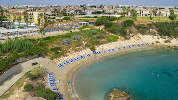 Beach nearby, white sand, beach bar