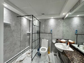 Shower, hair dryer, towels, soap - Stay in heart of Dubai Marina - LUX 1BRD Apartment  (Dubai)