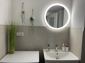 Hiustenkuivaaja, pyyhkeet, vessapaperi