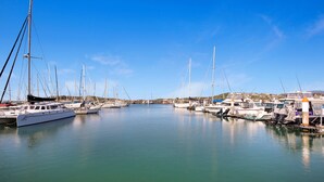 A marina with multiple sailboats docked. - Ocean Spray 8 - 2BR Perfect Coastal Retreat in Vibrant Coffs Harbour (Coffs Harbour)