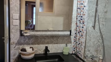 Sèche-cheveux, serviettes fournies, savon, shampoing