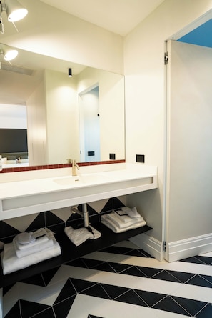 Superior Room, City View | Bathroom | Shower, hair dryer, slippers, bidet - Ciao Marina (Naples)