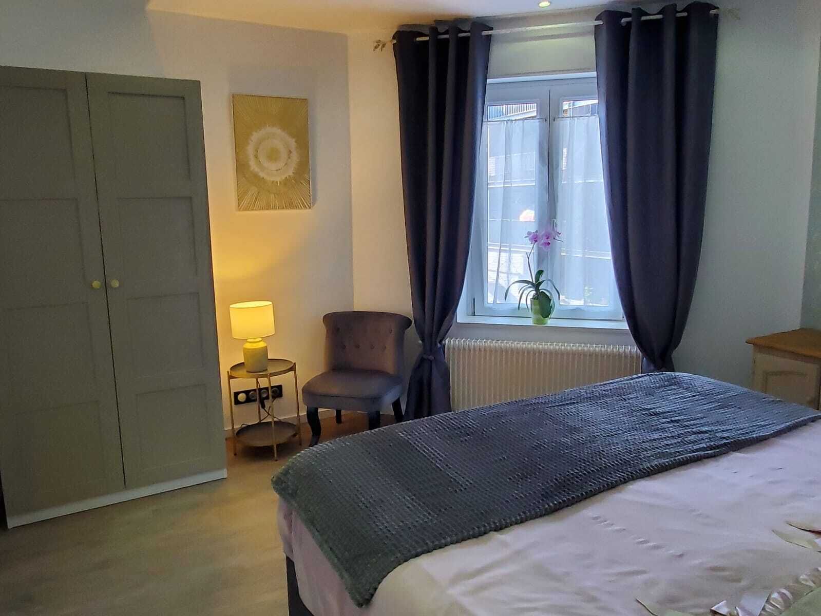 3 habitaciones, escritorio y tabla de planchar con plancha 